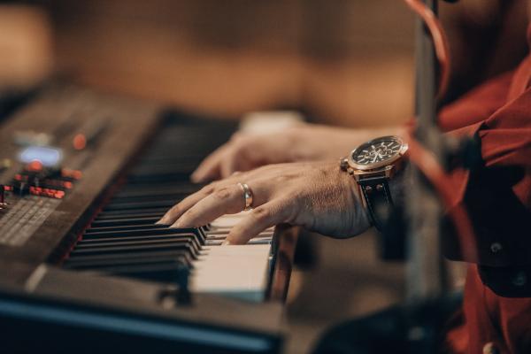Oh Lord my God, to you I give my hands.