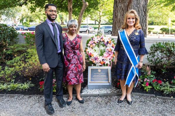 Daughters of the American Revolution Dedicate Memorial Plaque