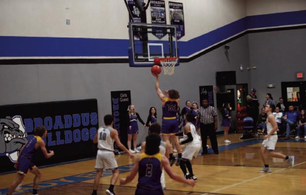Wildcats Outlast Bulldogs in Broaddus...