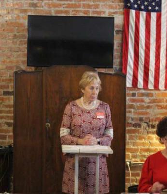 Smith Speaks at Chamber Meeting